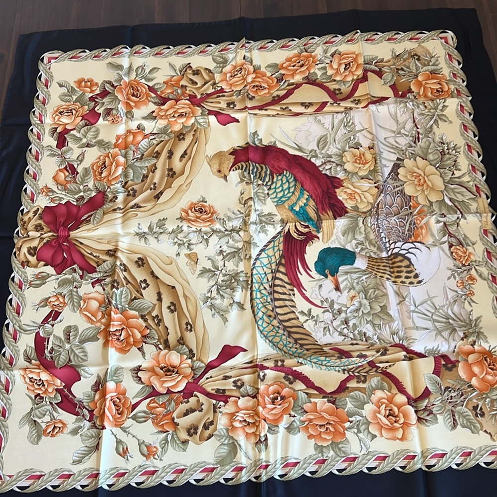 Salvatore Ferragamo 100%Silk Scarf with box - Picture 5 of 13